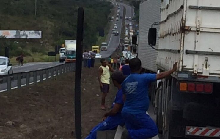 ACIDENTE Caminhão tomba na BR 324 e causa engarrafamento na manhã