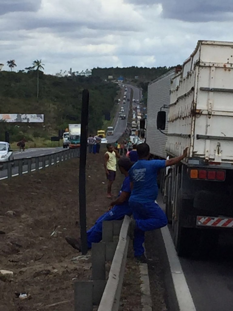 Acidente Caminh O Tomba Na Br E Causa Engarrafamento Na Manh