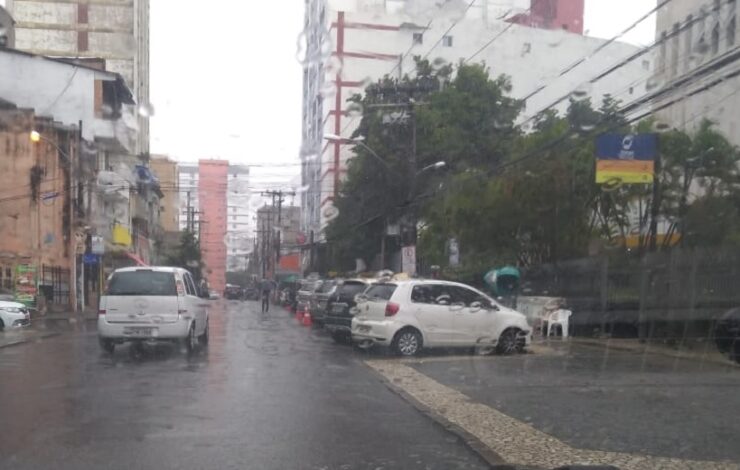 Chuva intensa deixa pistas alagadas e trânsito prejudicado em Salvador