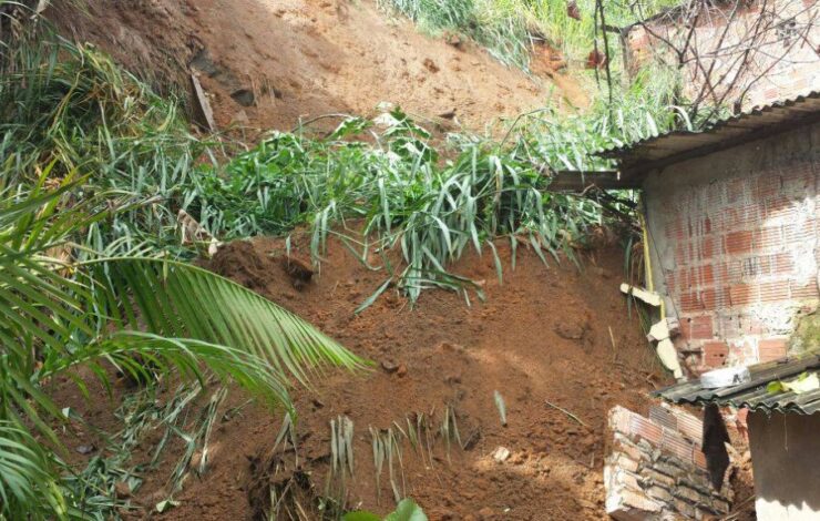 Chuva Provoca Deslizamento De Terra No Lobato Casas S O Atingidas