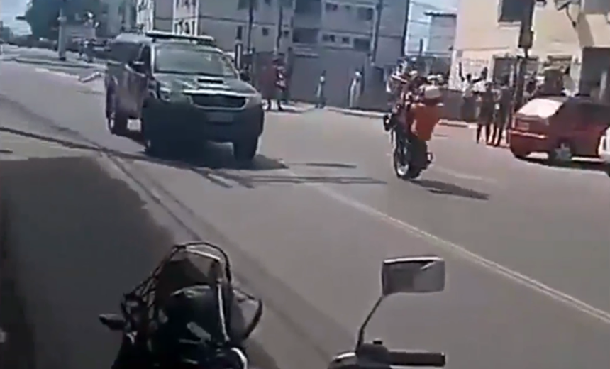 Homem Empina Moto Ao Lado De Viatura Da Rondesp Em Salvador Assista