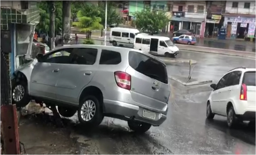 Motorista Perde Controle Da Dire O E Ve Culo Atinge Muro De