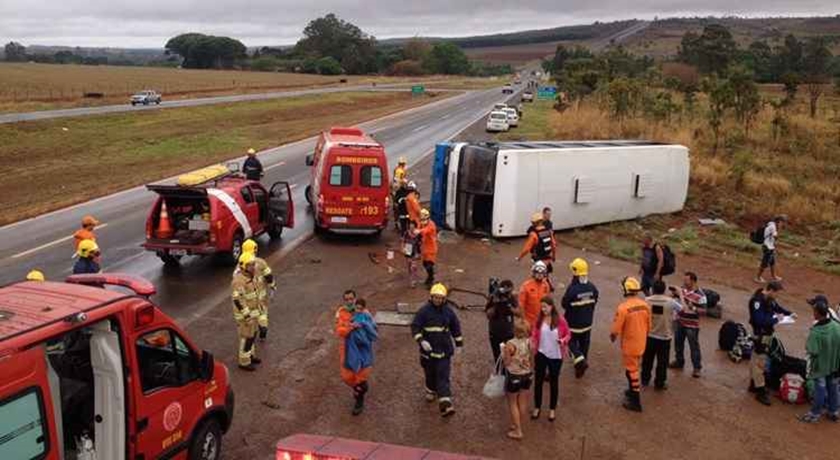 Ônibus que saiu da Bahia destino a Brasilia tomba e deixa 10