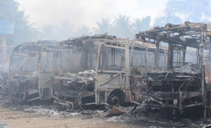 Quatro ônibus são incendiados por homens encapuzados em Amélia