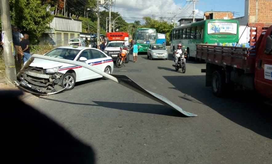 Taxista bate em poste e derruba placa em Campinas de Pirajá veja vídeo