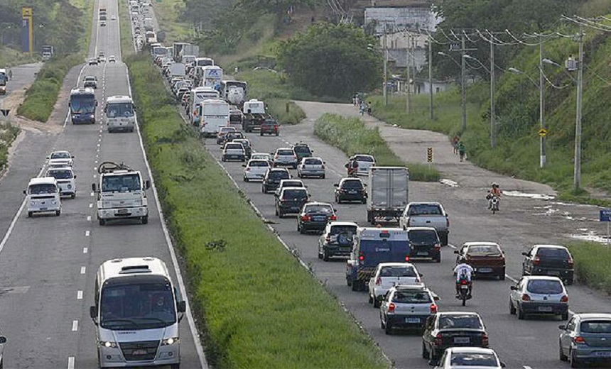 TRÂNSITO Caminhão quebrado na BR 324 e deixa tráfego lento em vias da