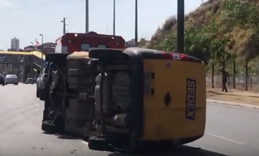 Van Do Sedex Capota E Deixa Uma Pessoa Ferida Na Avenida Paralela Veja