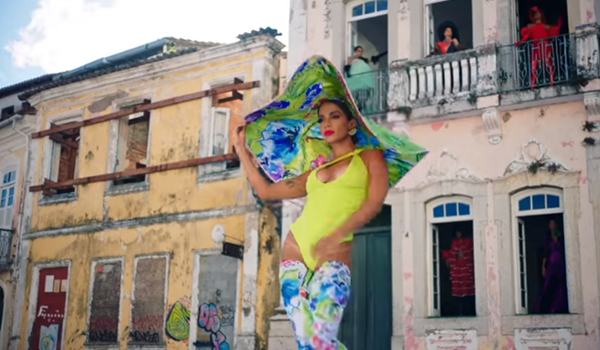 Anitta lança clipe gravado no Pelourinho ao lado de Léo Kret e mistura