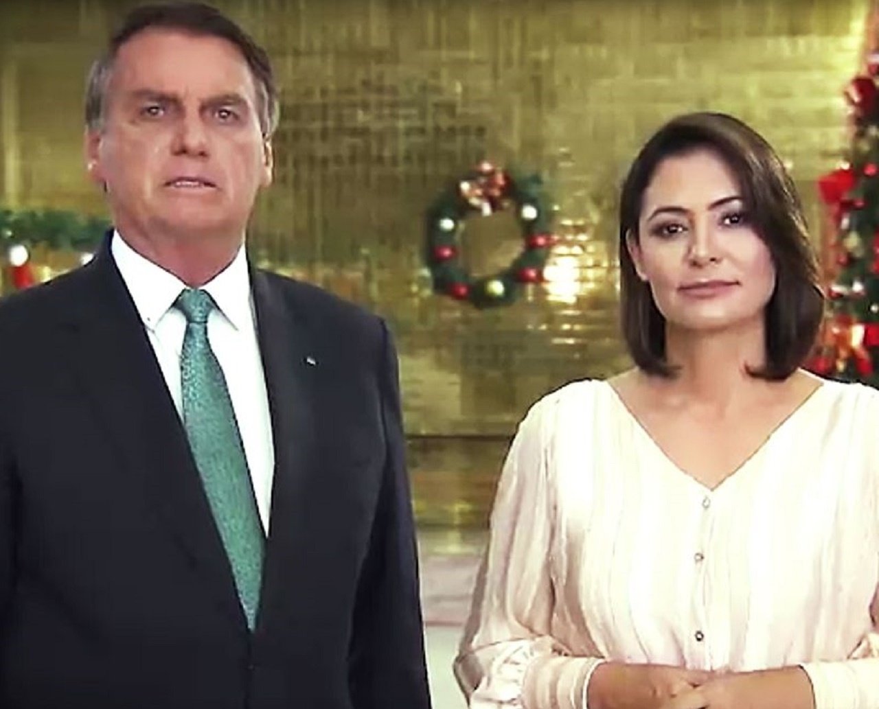 Ao lado da primeira dama Bolsonaro faz pronunciamento à nação em noite