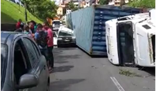 Carreta Container Tomba E Esmaga Carro Na Via Expressa Veja V Deo