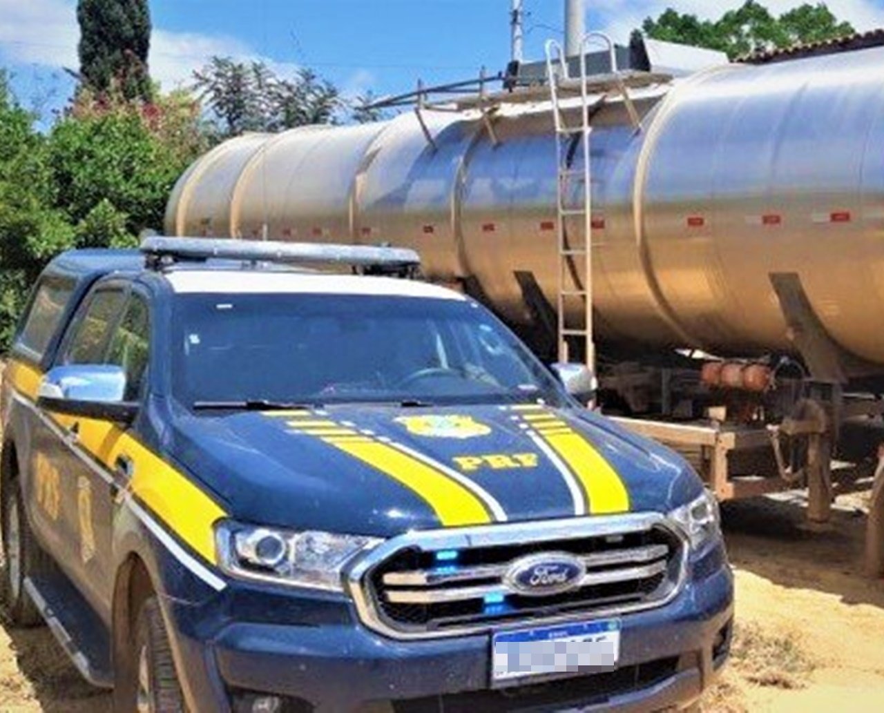 Carreta Que Tinha Etanol Para Encher O Tanque De Carros