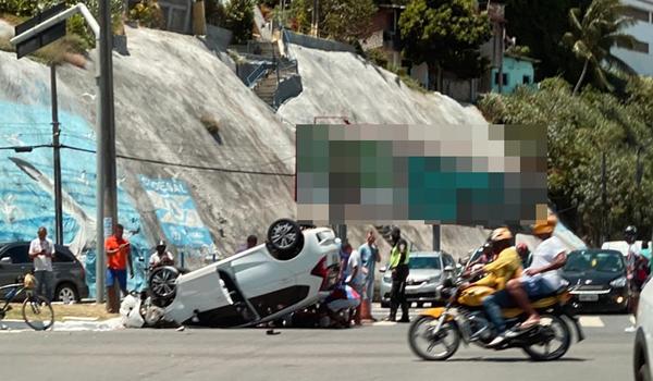 Carro Capota E Deixa Um Ferido No Cruzamento Da Avenida Lucaia Aratu