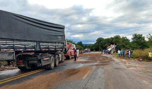 Colisão entre duas carretas provoca derramamento de óleo na BR 242 em