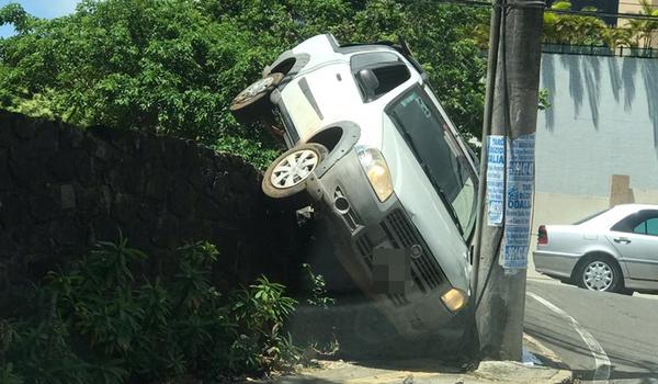 Estranho Hein Carro Fica Preso Entre Muro E Poste No Horto