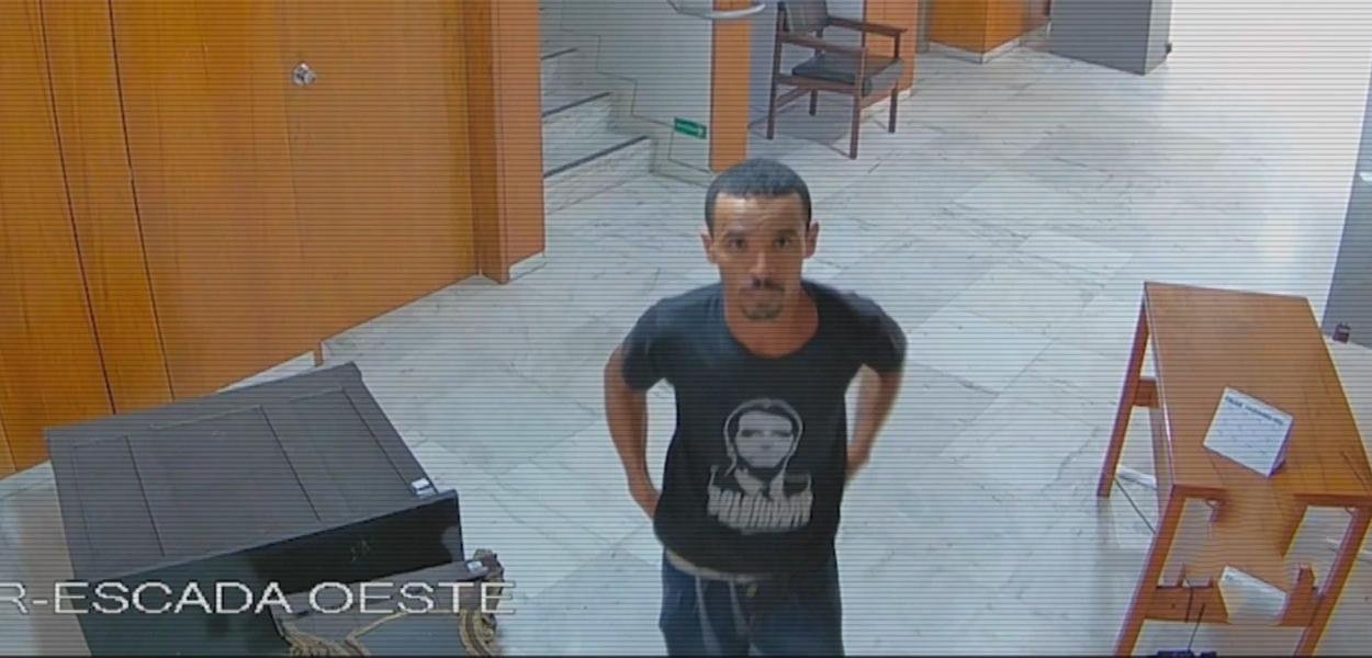 Homem Filmado Ao Destruir Rel Gio De Dom Jo O Vi No Pal Cio Do Planalto