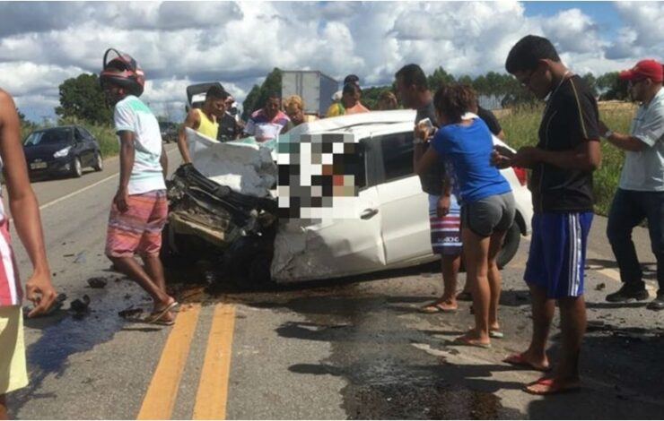 Homem Morre E Mulher Fica Gravemente Ferida Ap S Carro Bater Em Carreta