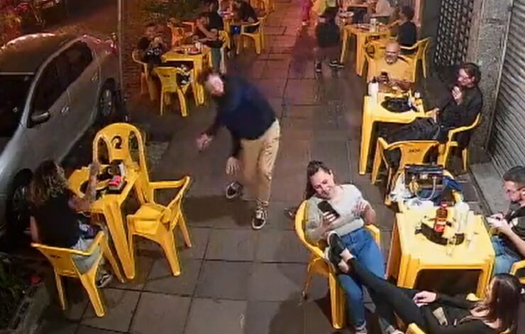 Homem viraliza após ser atacado por barata em bar câmera de segurança