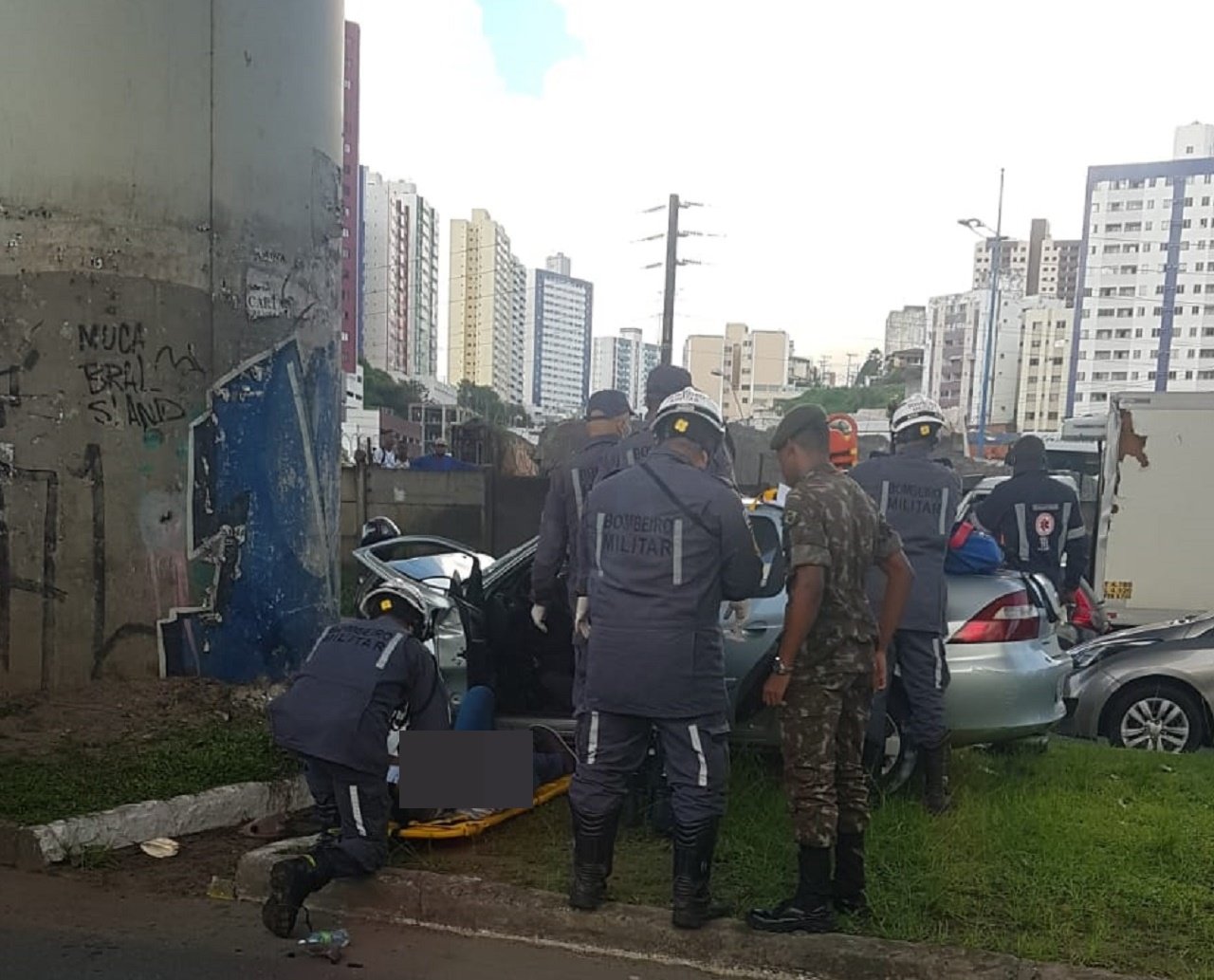 Idosos ficam feridos após carro colidir em pilastra da estrutura do