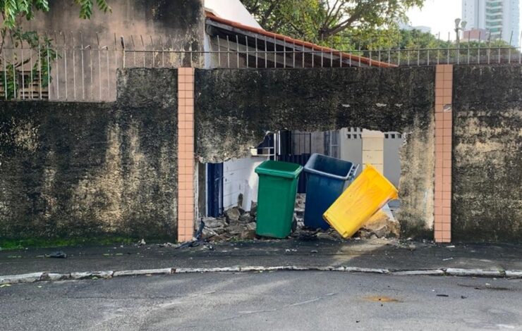 Motorista Perde Controle De Carro E Derruba Muro De Col Gio No Bairro