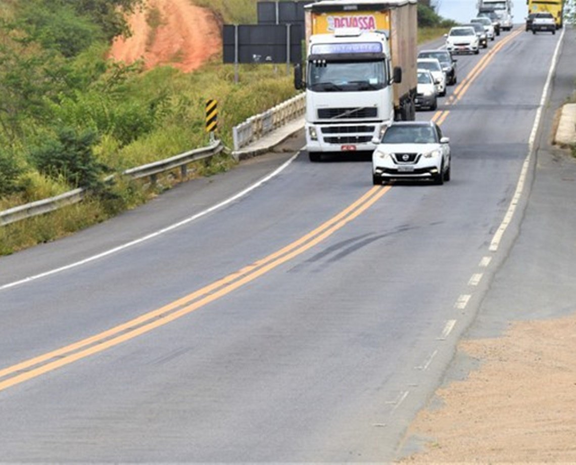 Pelo menos 99 ultrapassagens proibidas são realizadas por dia na Bahia