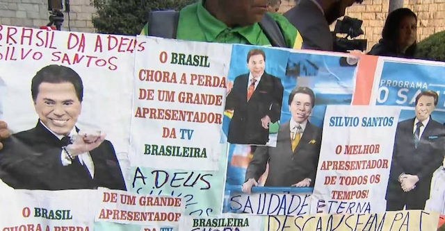 Mesmo fechada, cerimônia de sepultamento de Silvio Santos leva fãs até porta do cemitério