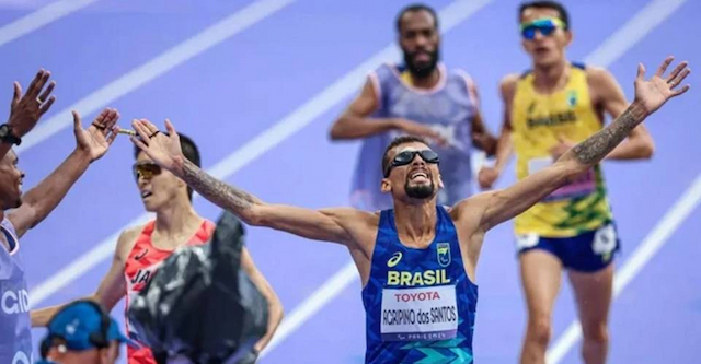 Júlio Cesar conquista ouro no atletismo e bate recorde mundial na Paralimpíada de Paris