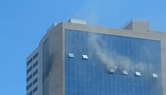 Incêndio atinge o Edifício Empresarial Thomé de Souza, na Avenida ACM