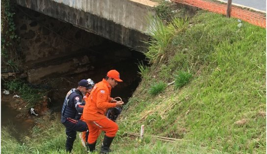 Avenida ACM: homem cai em buraco perto de obra do BRT e Bombeiros fazem resgate  