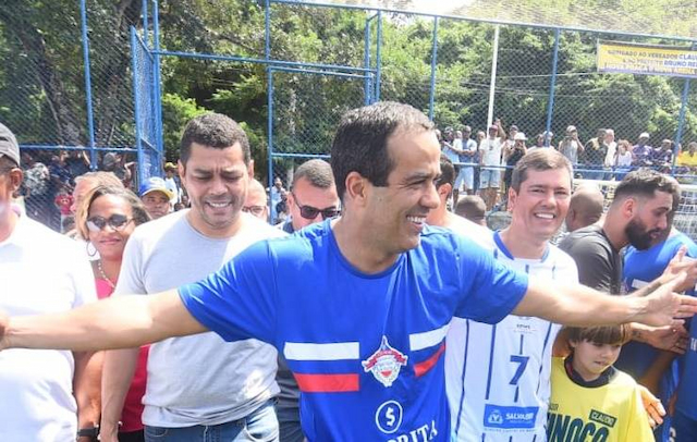 Bruno Reis entrega uma nova arena esportiva no Nordeste de Amaralina e participa do primeiro “baba”