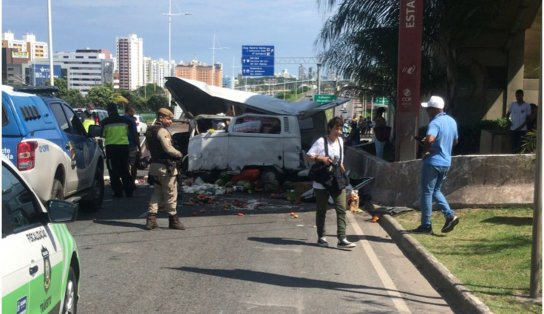 Motorista fica preso às ferragens após grave acidente com veículo na Avenida Paralela