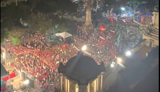 Bomba caseira contendo fezes é lançada durante evento público de Lula; petista não foi atingido