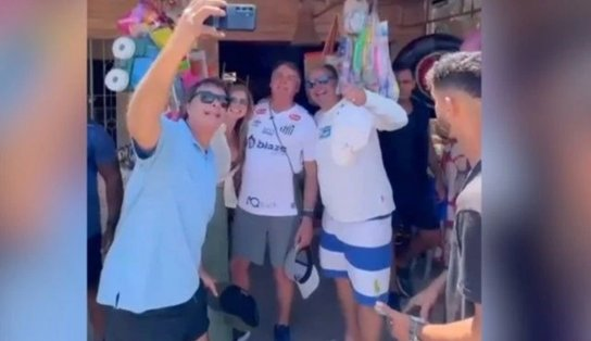 Bolsonaro vai à praia e tira foto com apoiadores um dia após operação da PF contra plano de golpe