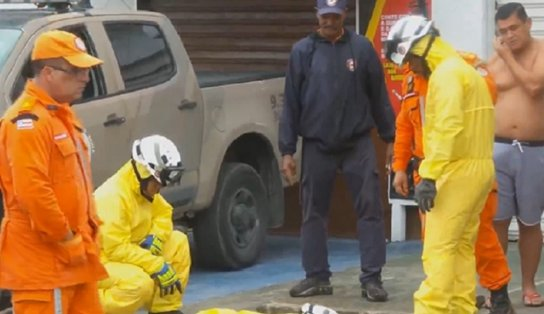 Mergulhadores tentam resgatar adolescente que caiu no bueiro em Dias D'Ávila