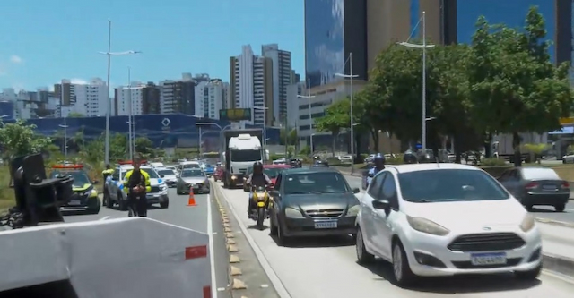 Homem perde controle do veículo e derruba poste na Avenida ACM; trânsito está congestionado