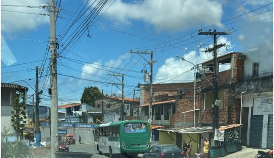 Terror no "buzu": bandidos invadem ônibus, retiram homem e o executam em Salvador  