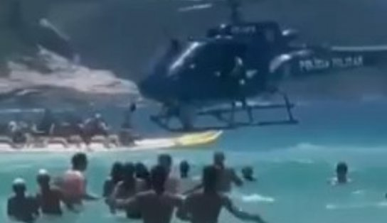 PM deixa fuzil cair no mar enquanto sobrevoava de helicóptero; veja vídeo