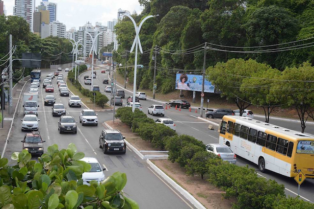 Manifestação de policiais civis deixa dois sentidos da Av. ACM obstruídos