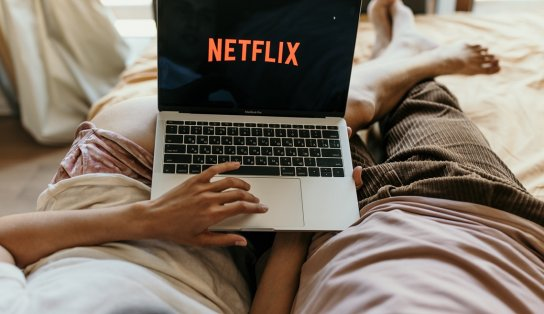 Mais barato e com anúncios, Netflix anuncia novo plano de assinatura; veja os detalhes