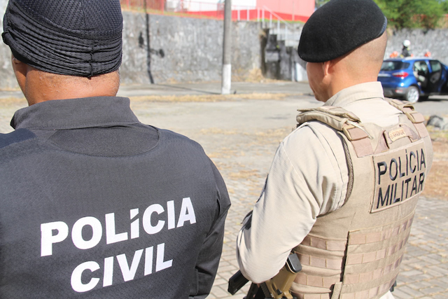 O integrante do Primeiro Comando da Capital (PCC) foi preso na praia de Arembepe.