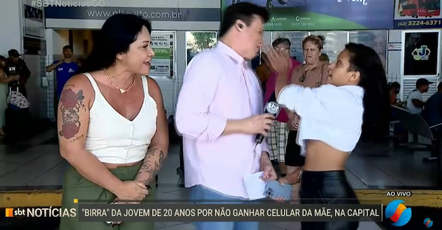 Mulher dá tapa na cara de repórter durante entrevista ao vivo; assista