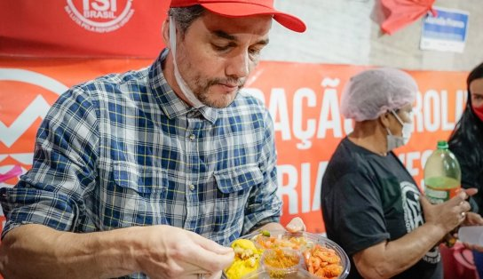 Camarão que Wagner Moura aparece comendo em ocupação do MTST gera polêmica nas redes sociais; entenda 