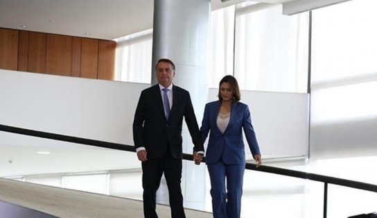 Na frente de autoridades e ao vivo, Bolsonaro insinua sexo matinal com Michelle; "bom dia muito especial" 