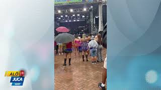 Apertou? Abaixa e faz: Mulher é flagrada fazendo xixi durante show em Itororó | ALÔ JUCA | TV ARATU