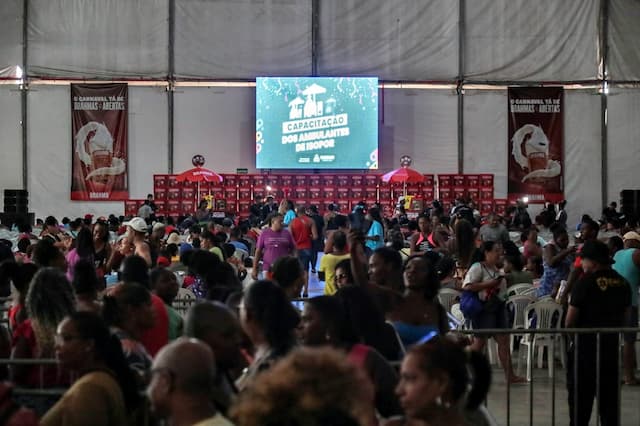 Ambulantes que atuarão no Carnaval recebem treinamento e cestas básicas