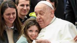 Papa enfrenta crise respiratória aguda e recebe transfusão de sangue