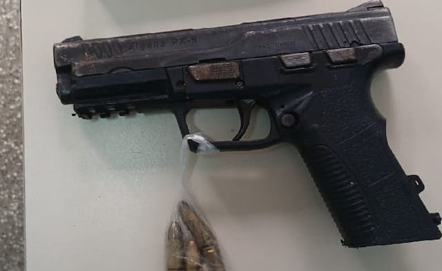 Vítima de atropelamento é flagrada por PMs com pistola na cintura em Valéria