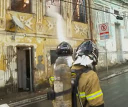 A rua está isolada, pois há riscos de desabamento de estruturas do imóvel