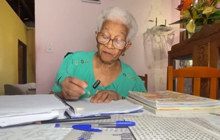 Baiana de 82 anos ganha medalha e passa para segunda fase de Olimpíada de Matemática