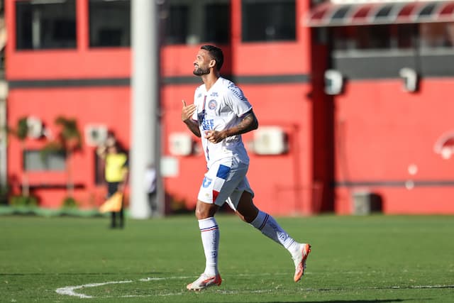 Bahia usa time misto e vence Barcelona com apoio da torcida no Barradão