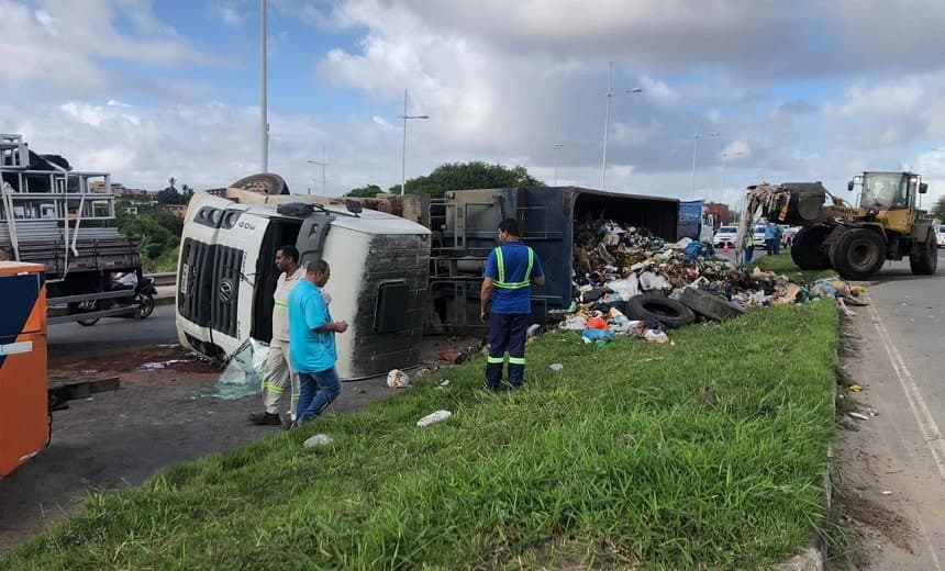 Caminhão com carga de lixo tomba e deixa trânsito prejudicado na BR-324